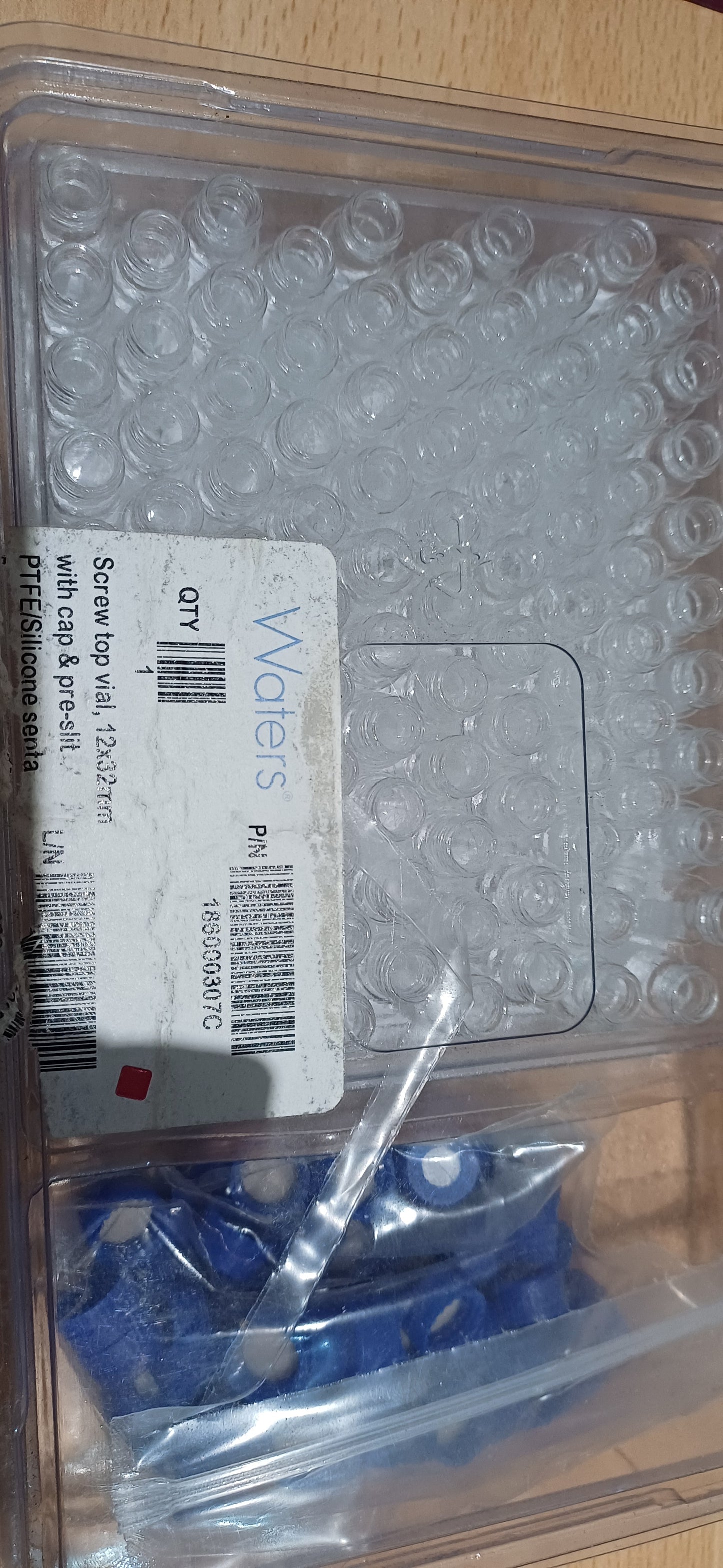 186000307C Waters, Screw top vilas 12x32 with cap & Pre-slit, pack of 100