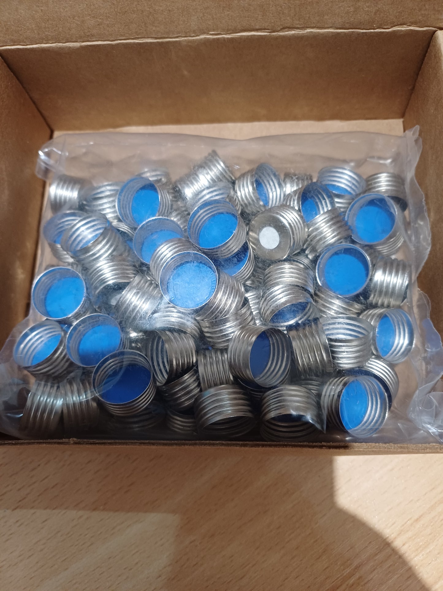 8010-0119 Agilent Caps/septa, screw, headspace, 18 mm, silver aluminum, blue PTFE/silicone septa, 100/pk